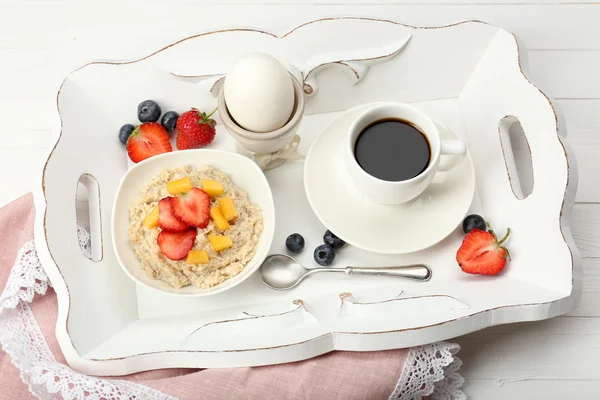 Delicioso desayuno con café, huevo y avena — Foto de Stock