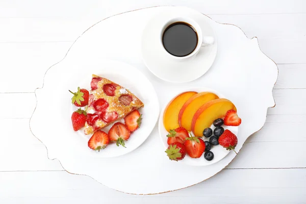 Вкусный завтрак с кофе и вкусный пирог — стоковое фото