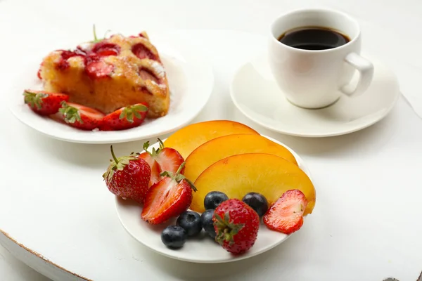 Delicioso café da manhã com café e torta saborosa — Fotografia de Stock