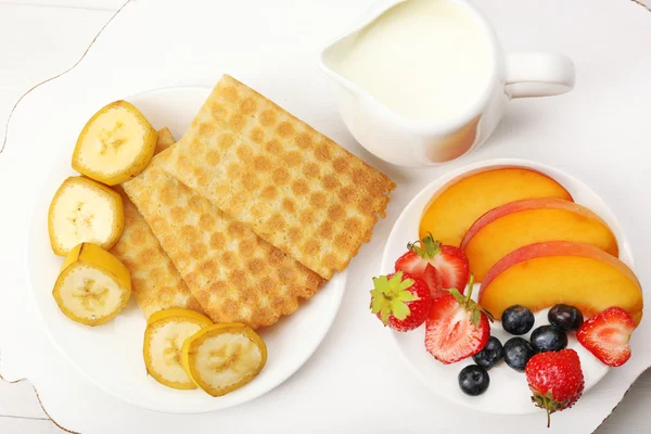Delicious breakfast with milk, cookies and fruits — Stock Photo, Image