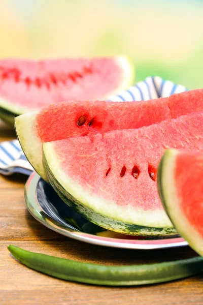 Färsk skiva vattenmelon på bord utomhus, närbild — Stockfoto