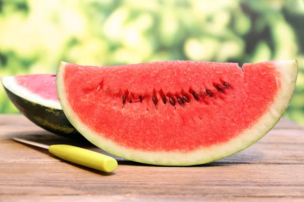 Potongan segar semangka di meja luar, menutup — Stok Foto