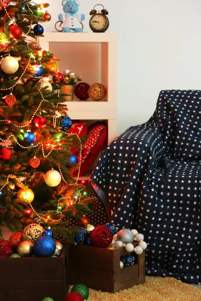 Árbol de Navidad decorado en el fondo interior de casa por la noche — Foto de Stock