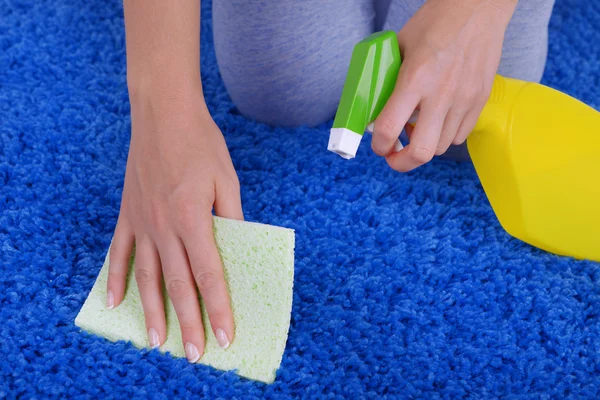 Alfombra de limpieza con paño y rociador de cerca — Foto de Stock