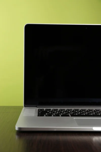 Laptop com tela em branco no fundo de cor — Fotografia de Stock