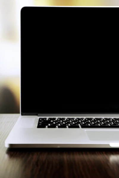 Laptop com tela em branco no fundo de luz — Fotografia de Stock