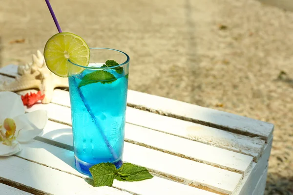 Cóctel refrescante en la mesa, al aire libre — Foto de Stock