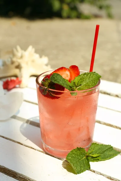 Verfrissende cocktail op tafel, buitenshuis — Stockfoto