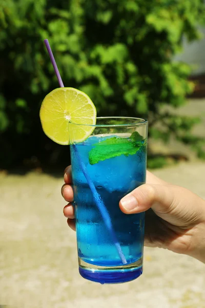 Cóctel refrescante en la mano — Foto de Stock