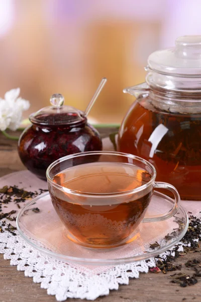 Theepot en kopje thee op tafel op lichte achtergrond — Stockfoto