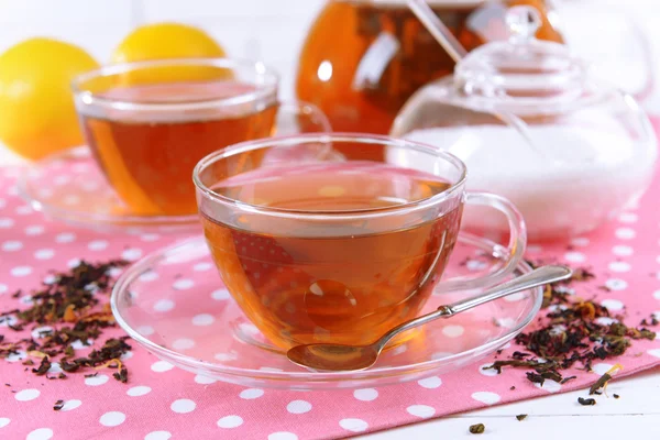 Чайник и чашки чая на столе крупным планом — стоковое фото