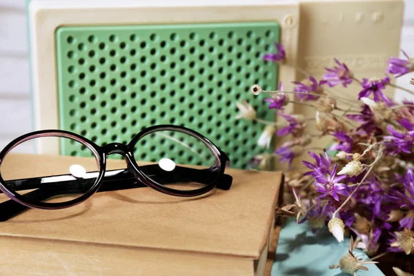 Radio retro, libro y vasos en la mesa en la habitación — Foto de Stock