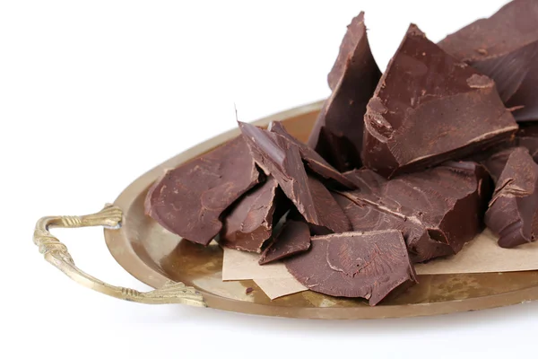 Blocco di cioccolato rotto su tovagliolo di carta isolato su bianco — Foto Stock