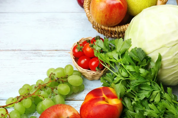 木制背景的新鲜有机蔬菜和水果 — 图库照片