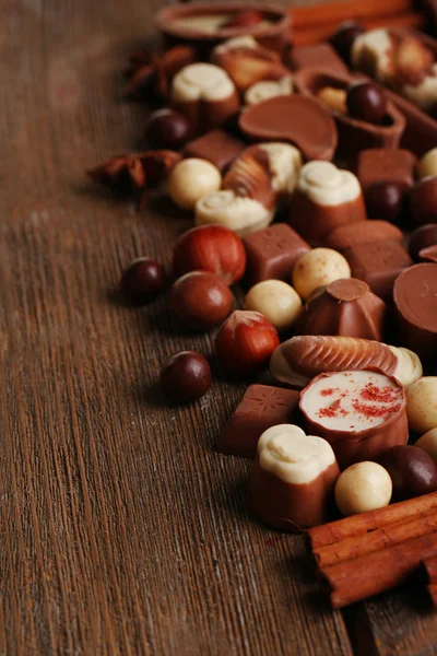 Diferentes tipos de chocolates en primer plano de mesa de madera —  Fotos de Stock