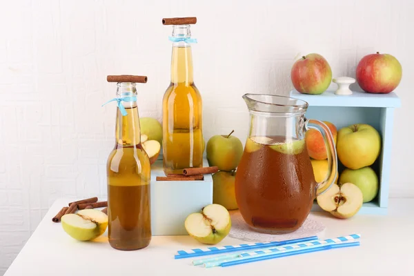 Zátiší s chutné jablečné a Čerstvá jablka — Stock fotografie