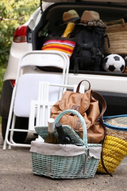 bavul ve çanta içinde arabanın tatil için hareket etmeye hazır