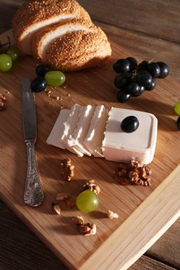 Natürmort lezzetli peynir, üzüm ve ekmek, yakın çekim