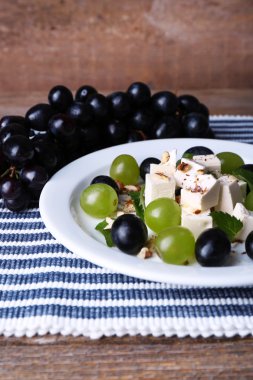 lezzetli üzüm ve ahşap masa üstünde peynir salatası
