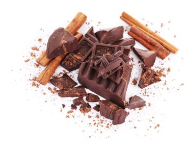 çikolata üzerinde beyaz izole baharatlar ile kırık