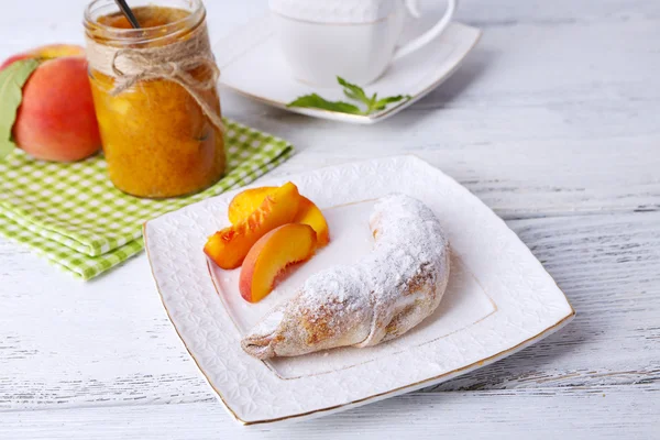 Colazione leggera con tazza di tè e marmellata fatta in casa sul tavolo di legno — Foto Stock