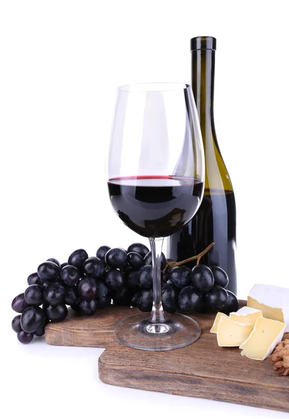 Välsmakande vin, mogna druvor och ost, isolerad på vit — Stockfoto
