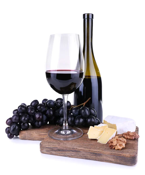美味的葡萄酒，成熟的葡萄和奶酪，孤立的白色衬底上 — 图库照片