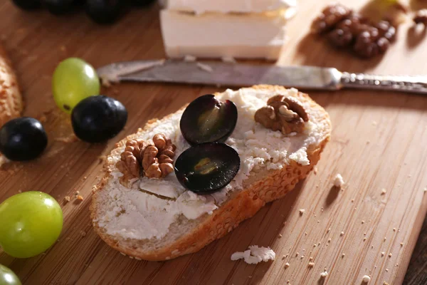 Tasty bread with grape and cheese, close up — Stock Photo, Image