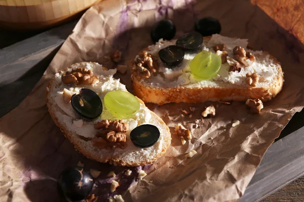 Sabroso pan con uva y queso, de cerca — Foto de Stock