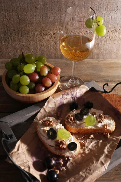 Beautiful still life with wine, cheese and ripe grape on wooden background — Stock Photo, Image