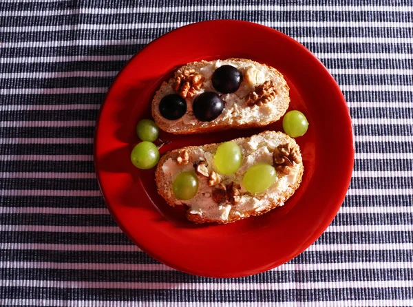 Gustoso pane con uva e formaggio, primo piano — Foto Stock