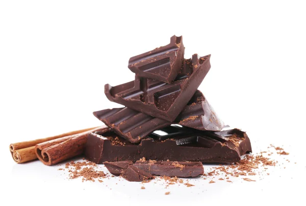 Çikolata üzerinde beyaz izole baharatlar ile kırık — Stok fotoğraf
