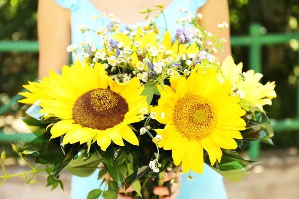 Hermoso ramo de girasoles en manos femeninas —  Fotos de Stock