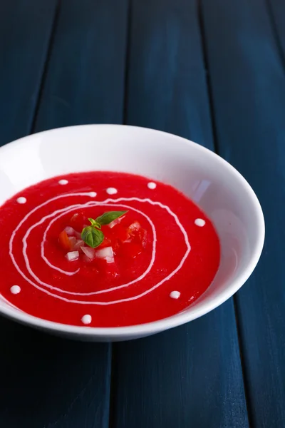 Gazpacho soep op een houten achtergrond kleur — Stockfoto