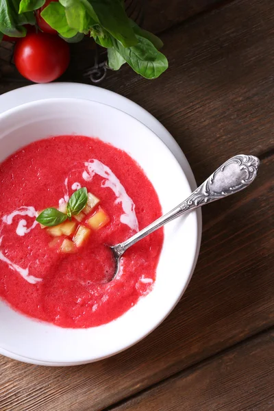 Sopa de gazpacho en cuchara y tazón sobre fondo de madera — Foto de Stock