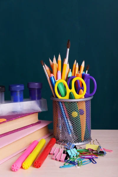 Schulbedarf auf dem Tisch an Bord Hintergrund — Stockfoto