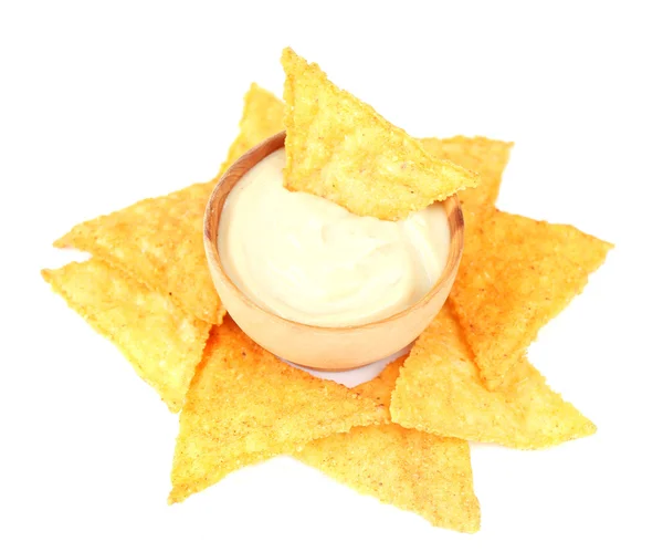 Nachos saborosos e tigela com molho isolado em branco — Fotografia de Stock