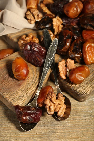 Leckere Dattelfrüchte auf Holztisch — Stockfoto