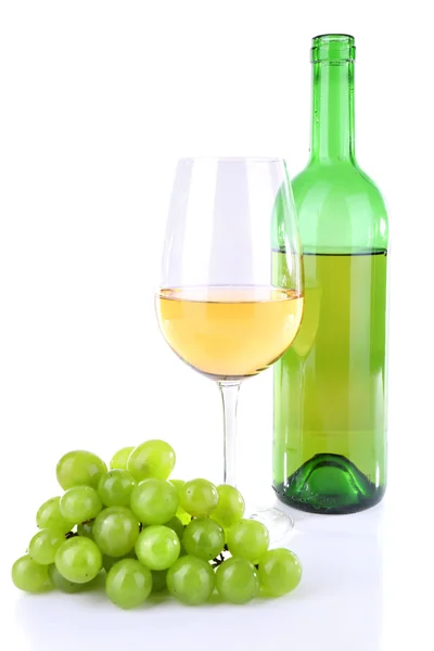 Tasty wine and ripe grape, isolated on white — Stock Photo, Image