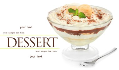 muz ve karamel üstüne beyaz izole lezzetli tatlı