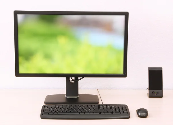 Computer mit Bildschirmschoner auf dem Tisch — Stockfoto