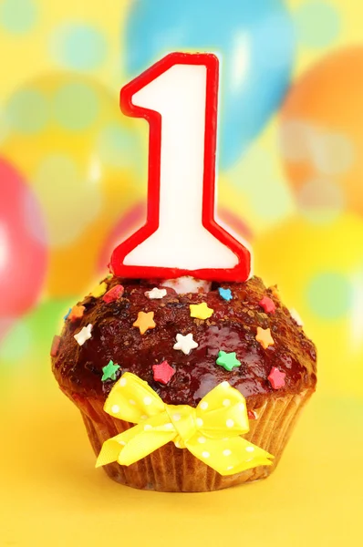 Cupcake di compleanno con glassa al cioccolato su sfondo luminoso — Foto Stock