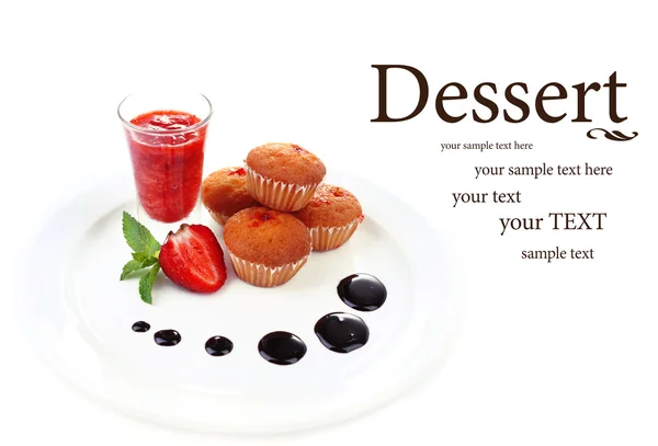 Muffins saborosos com molhos de groselha vermelha na placa isolada em branco — Fotografia de Stock