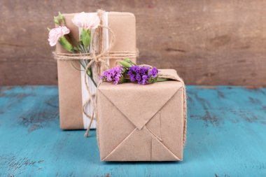 çiçekler, eski ahşap zemin üzerine ile güzel hediyeler