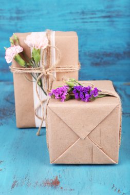 çiçekler, eski ahşap zemin üzerine ile güzel hediyeler