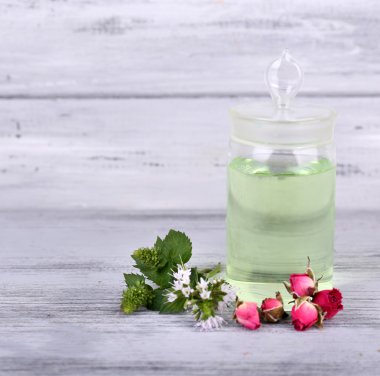 ahşap zemin üzerinde farklı ilaç bitkileri ile uçucu yağ