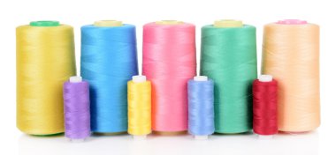 iş parçacığı üzerinde beyaz izole renkli skeins