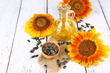 Ayçiçeği yağı ve ahşap zemin üzerinde tohumlar