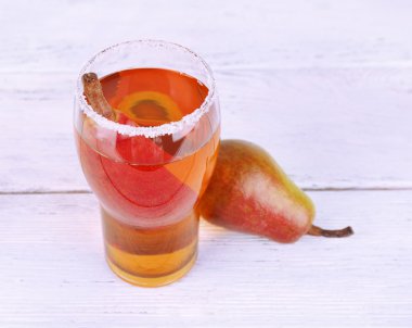 ahşap masa üzerine taze meyve ile lezzetli bir yaz içeceği