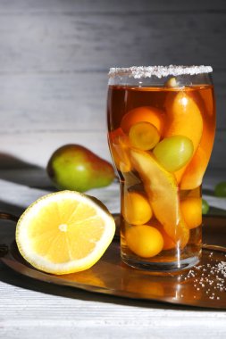 ahşap masa üzerine taze meyve ile lezzetli bir yaz içeceği